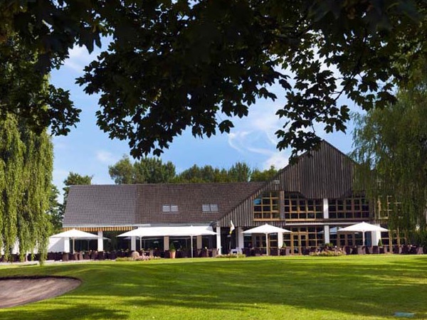 Die Außenansicht der Abiball Location Club32 in Hamburg